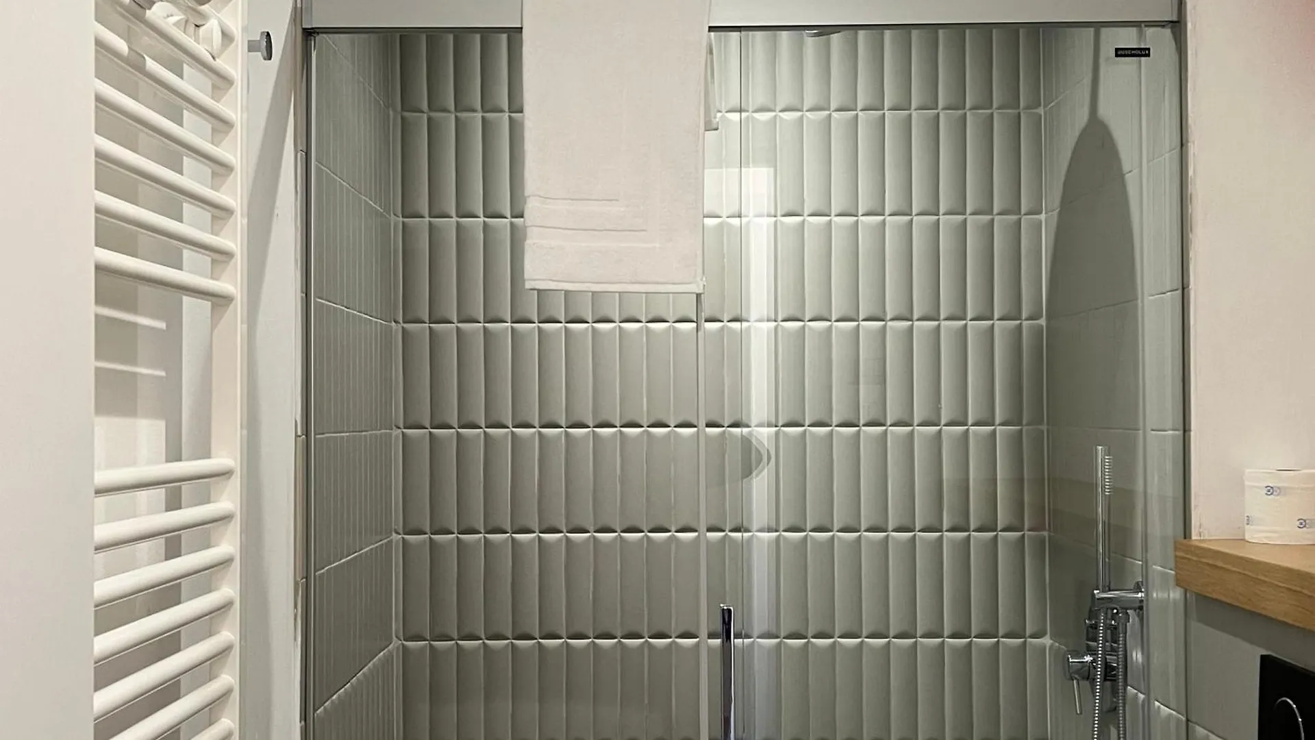 Villa Bruni/Casina contacts